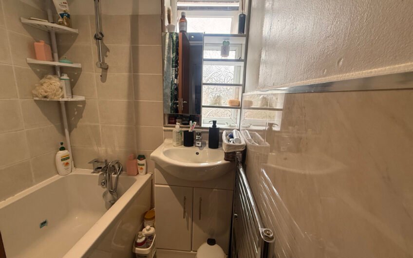 More Than Just Three Bedrooms – A Dunstable Home with Conservatory & Driveway