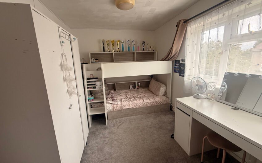 Three Bedrooms, Conservatory & Private Driveway – Freehold Home in Dunstable LU5