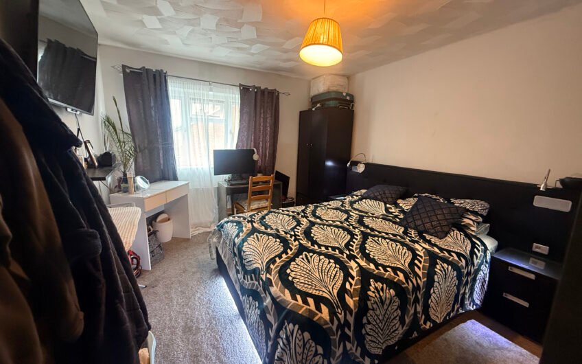 Three Bedrooms, Conservatory & Private Driveway – Freehold Home in Dunstable LU5