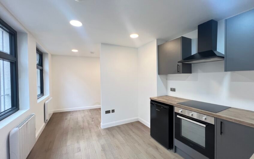 Right Where Luton Comes Alive – First-Floor Studio Flat in LU1
