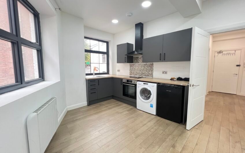 Open-Plan Living Just Minutes from Luton Station – 1-Bedroom Flat