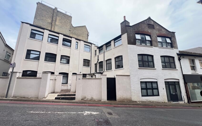 Right Where Luton Comes Alive – First-Floor Studio Flat in LU1