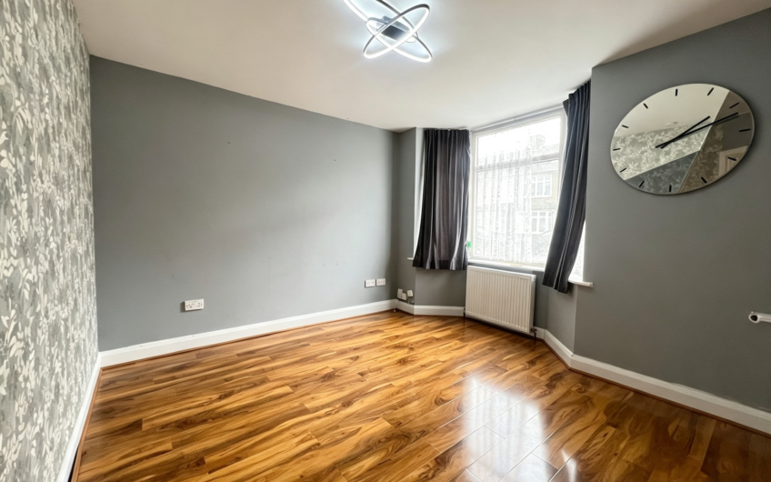 A Three-Storey End-Terrace with Garden, Parking & Two Bathrooms – Luton