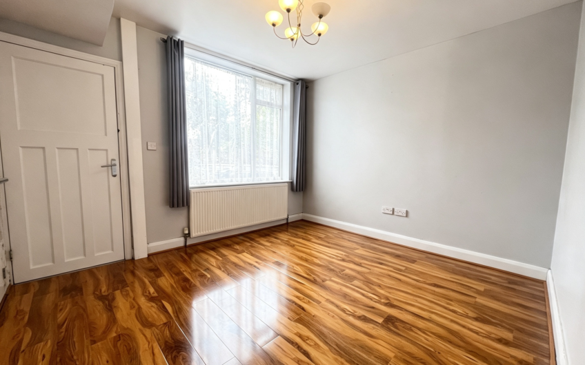 A Three-Storey End-Terrace with Garden, Parking & Two Bathrooms – Luton