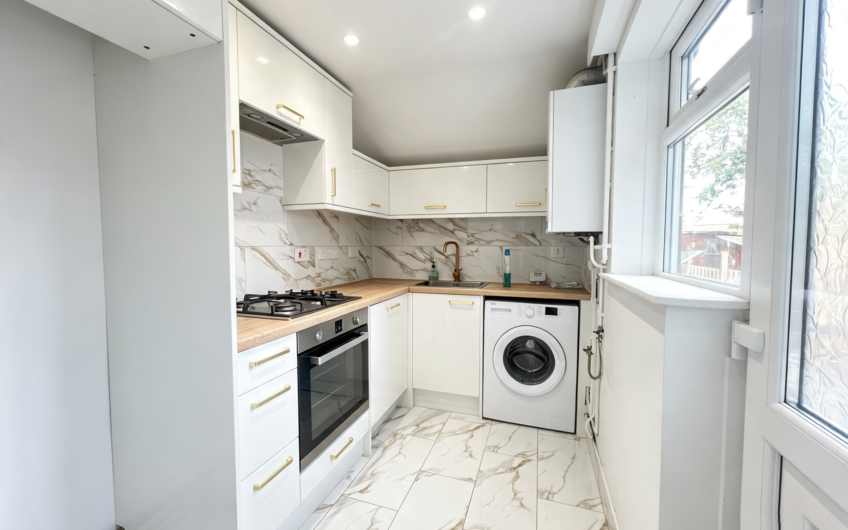 A Three-Storey End-Terrace with Garden, Parking & Two Bathrooms – Luton