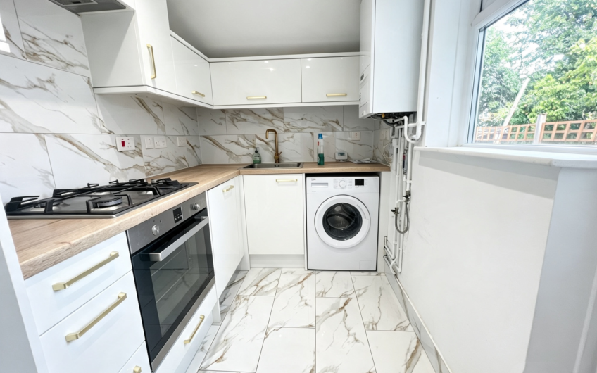 A Three-Storey End-Terrace with Garden, Parking & Two Bathrooms – Luton