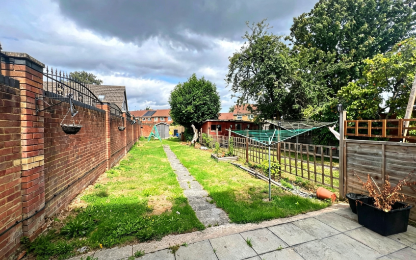 A Three-Storey End-Terrace with Garden, Parking & Two Bathrooms – Luton