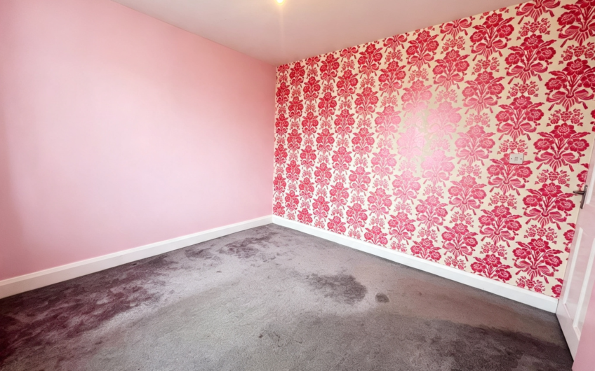 A Three-Storey End-Terrace with Garden, Parking & Two Bathrooms – Luton