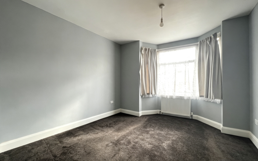 A Three-Storey End-Terrace with Garden, Parking & Two Bathrooms – Luton