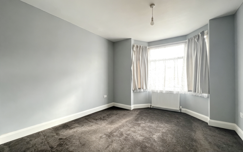 A Three-Storey End-Terrace with Garden, Parking & Two Bathrooms – Luton