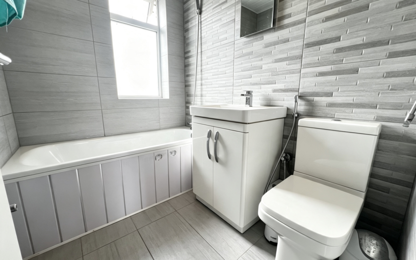 A Three-Storey End-Terrace with Garden, Parking & Two Bathrooms – Luton