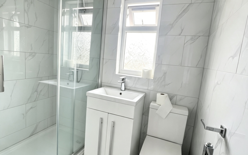 A Three-Storey End-Terrace with Garden, Parking & Two Bathrooms – Luton