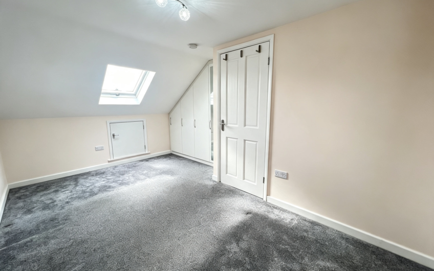 A Three-Storey End-Terrace with Garden, Parking & Two Bathrooms – Luton
