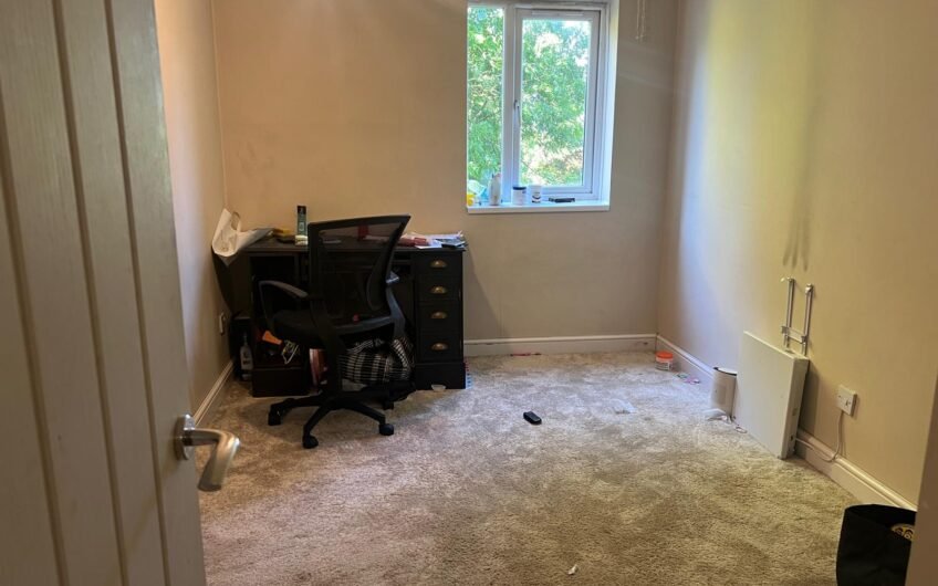 A Smart 1-Bedroom Buy with Parking & a 984-Year Lease – Luton LU1