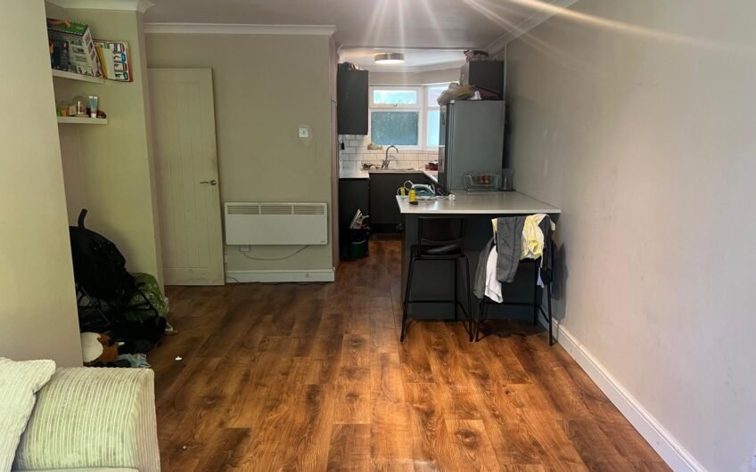 A Smart 1-Bedroom Buy with Parking & a 984-Year Lease – Luton LU1