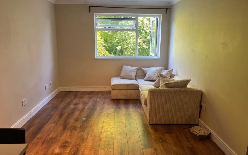 A Smart 1-Bedroom Buy with Parking & a 984-Year Lease – Luton LU1