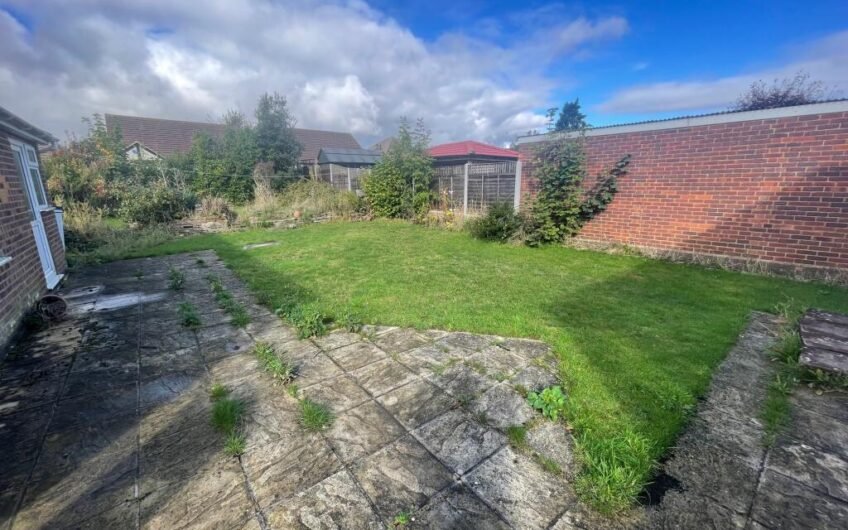 Not Your Average Bungalow – Four Bedrooms & Gardens Front and Back in Luton