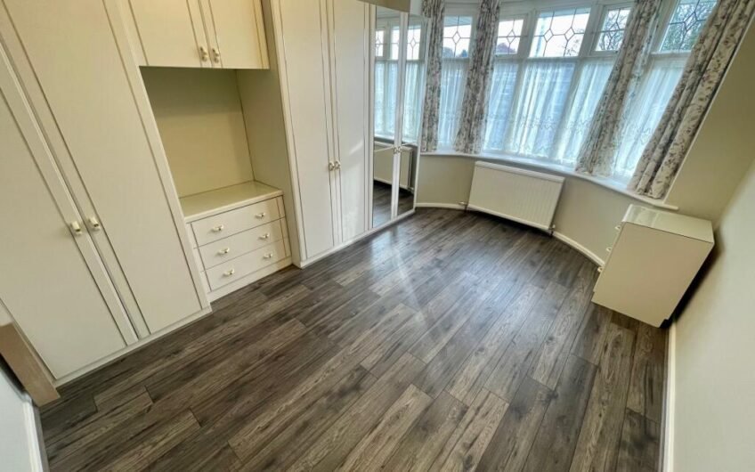 Not Your Average Bungalow – Four Bedrooms & Gardens Front and Back in Luton