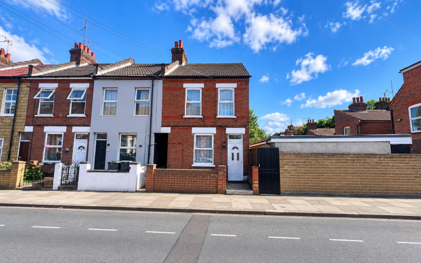 Three Double Bedrooms & Two Reception Rooms – End-Terraced Home in Luton LU1