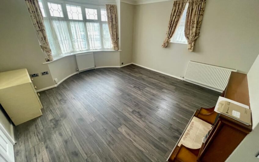 Not Your Average Bungalow – Four Bedrooms & Gardens Front and Back in Luton