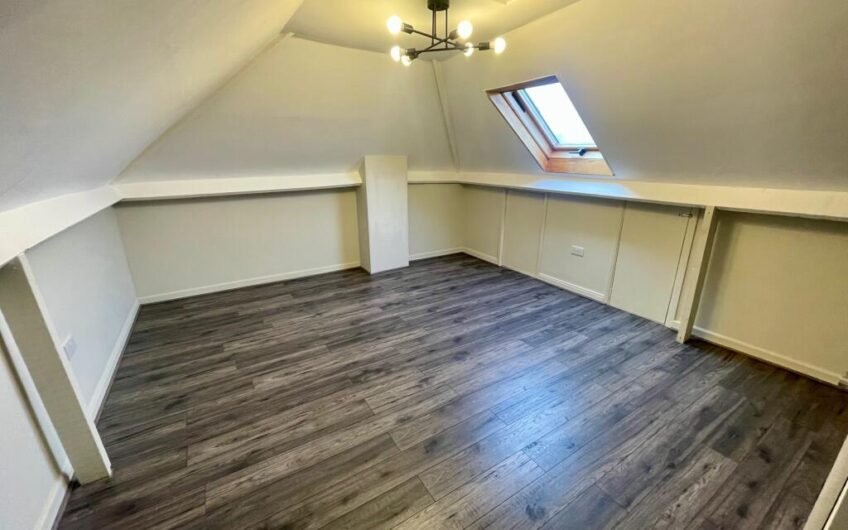Not Your Average Bungalow – Four Bedrooms & Gardens Front and Back in Luton