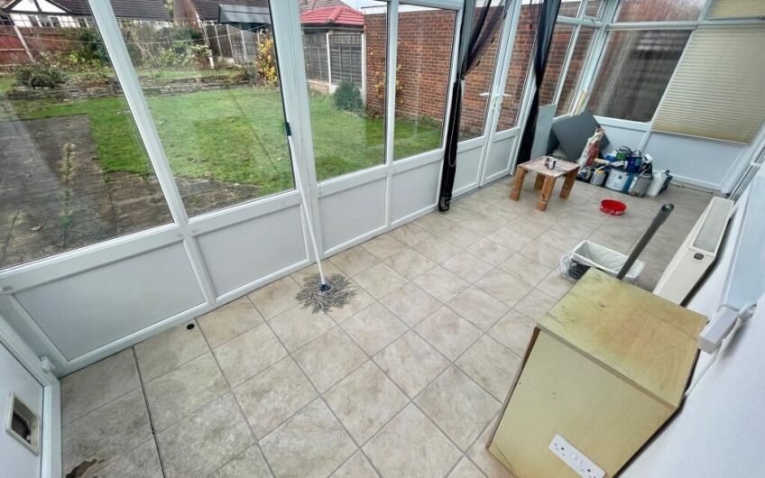 Not Your Average Bungalow – Four Bedrooms & Gardens Front and Back in Luton