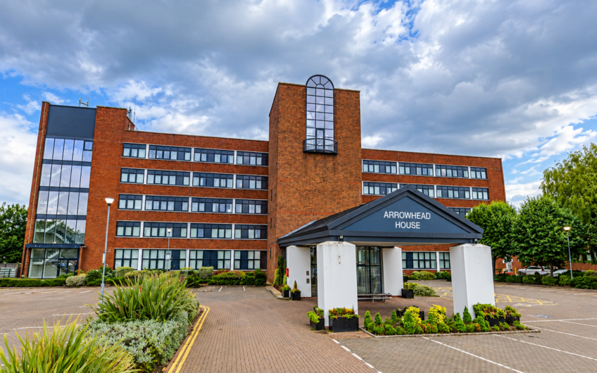 Contemporary Living with Private Parking – Fully Furnished 2-Bedroom Apartment