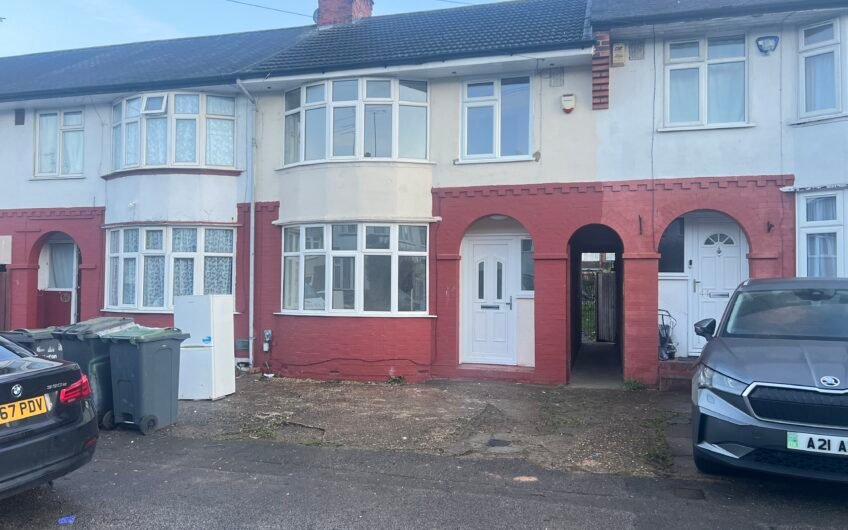 Spacious Garden, 2-Car Driveway: 3-Bed House to Let, Luton