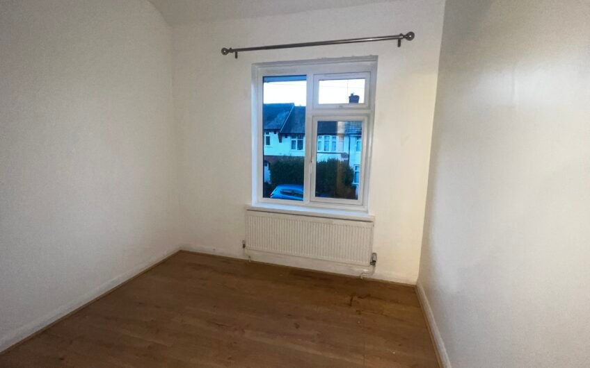 Spacious Garden, 2-Car Driveway: 3-Bed House to Let, Luton