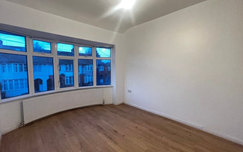 Spacious Garden, 2-Car Driveway: 3-Bed House to Let, Luton