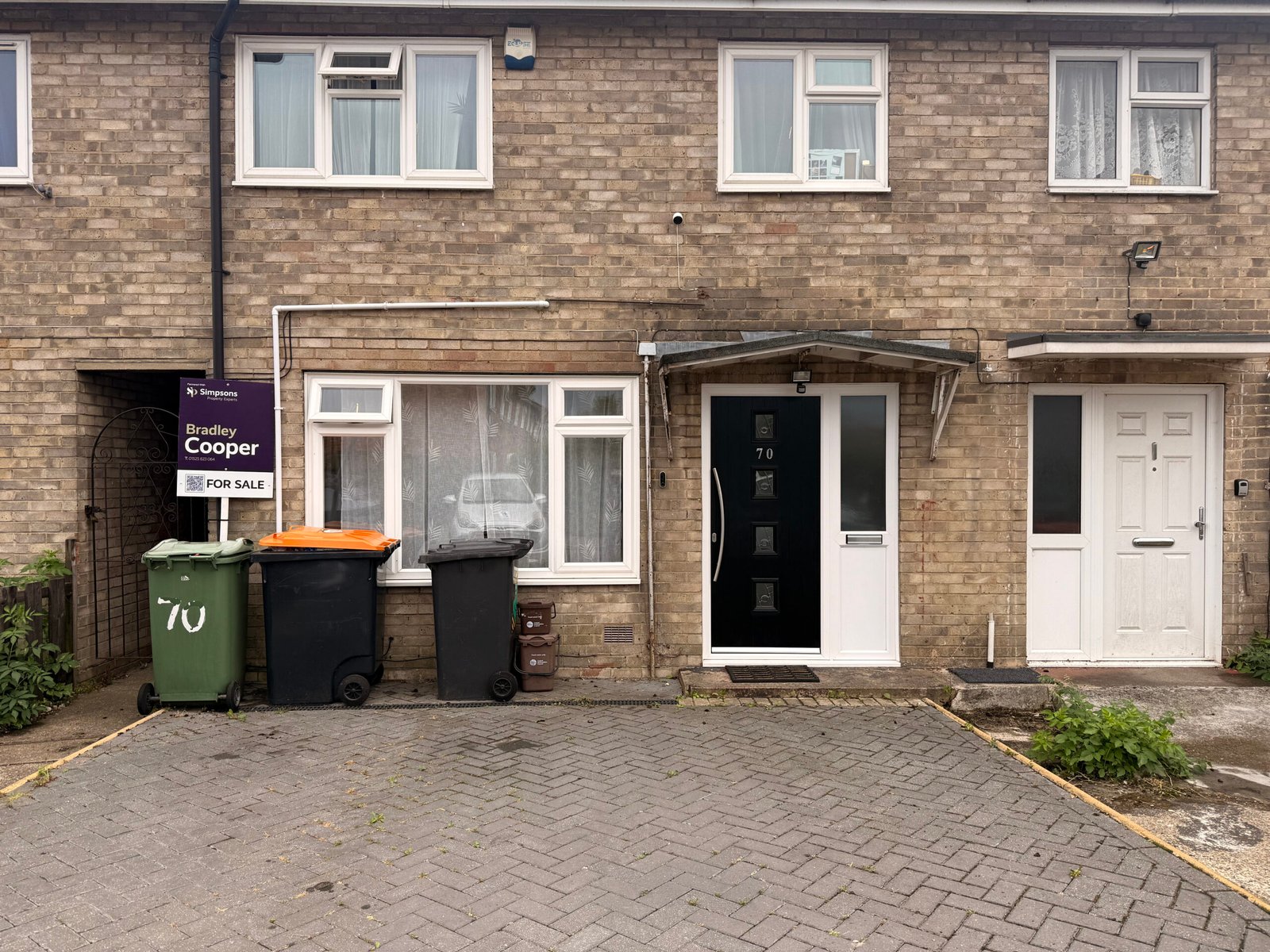 Freehold 3 Bed Mid-Terrace with Conservatory & Driveway in Dunstable