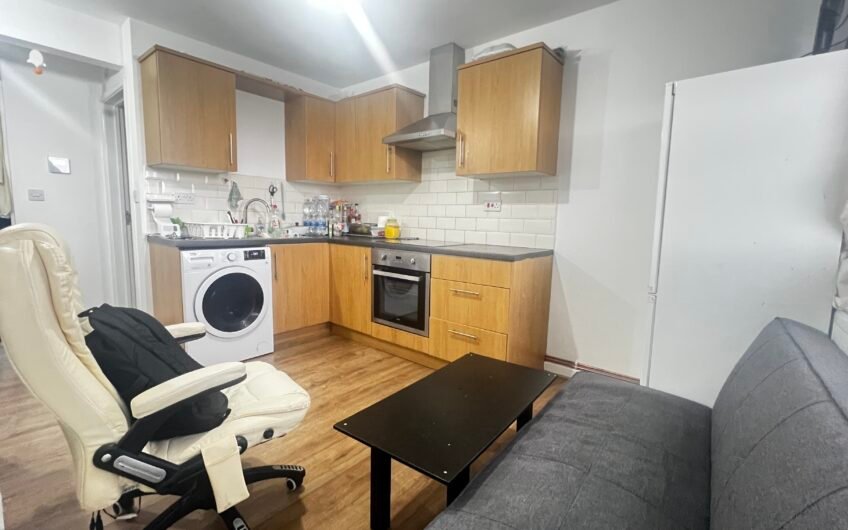 Freehold Investment: Two 1 Bed Flats Sold Together in Luton LU3