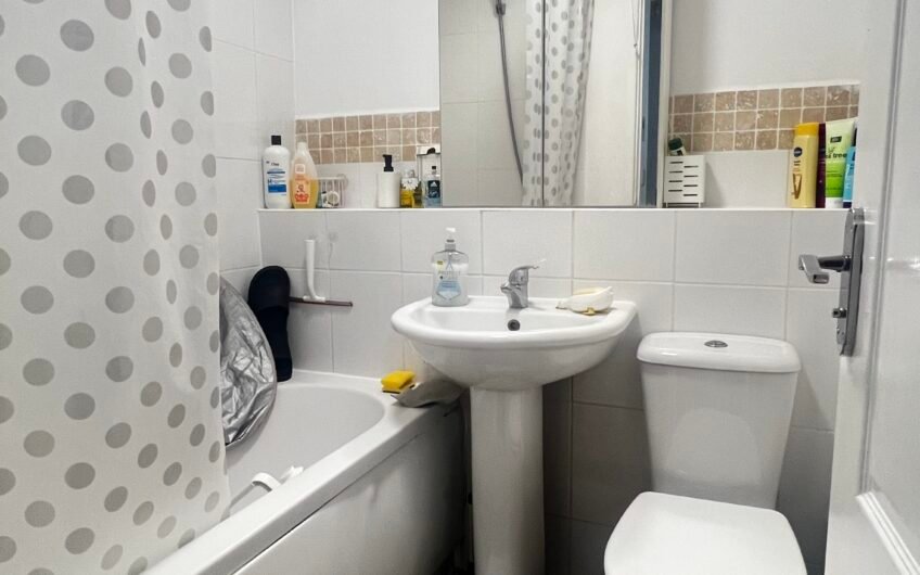 Freehold Investment: Two 1 Bed Flats Sold Together in Luton LU3