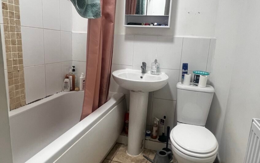 Freehold Investment: Two 1 Bed Flats Sold Together in Luton LU3