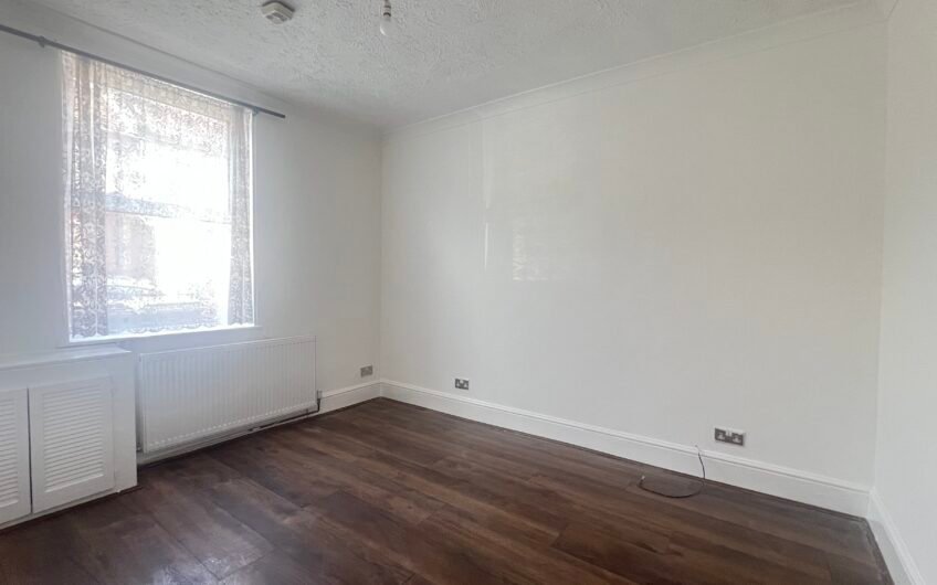 Three Double Bedrooms & Two Reception Rooms – End-Terraced Home in Luton LU1