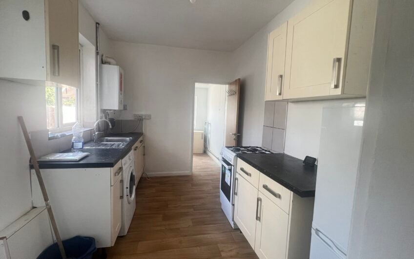 Three Double Bedrooms & Two Reception Rooms – End-Terraced Home in Luton LU1