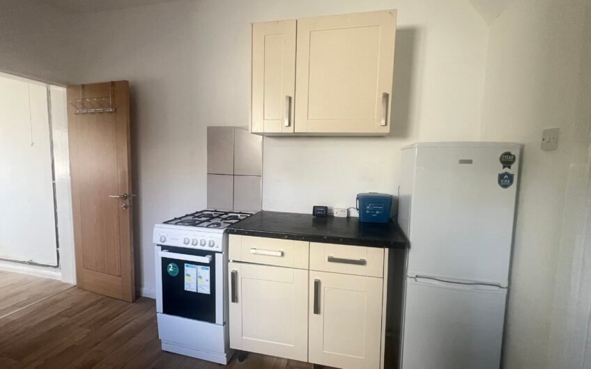 Three Double Bedrooms & Two Reception Rooms – End-Terraced Home in Luton LU1