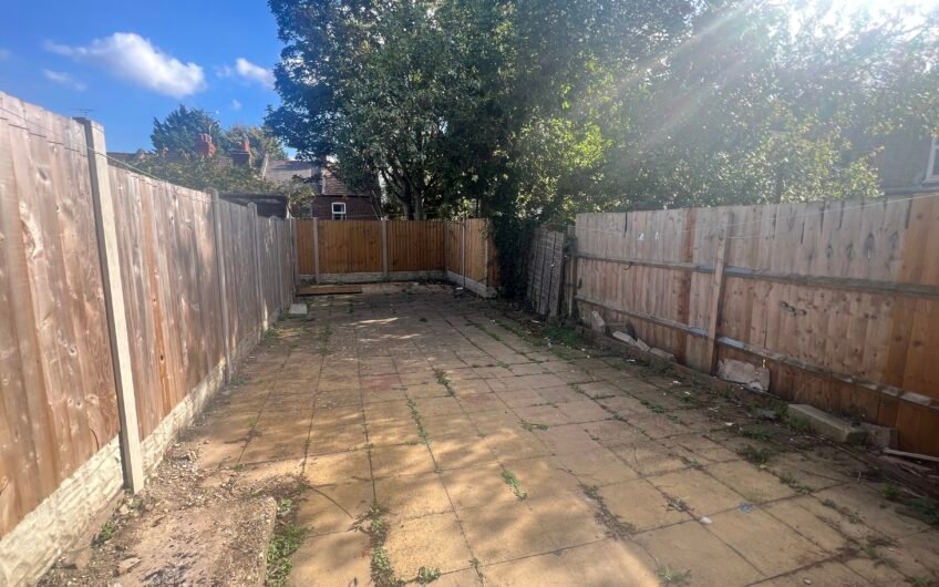 Three Double Bedrooms & Two Reception Rooms – End-Terraced Home in Luton LU1