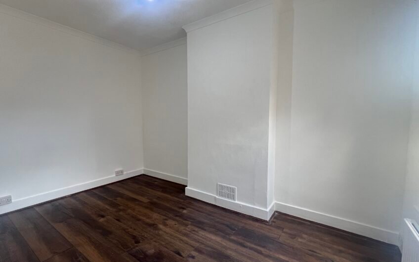 Three Double Bedrooms & Two Reception Rooms – End-Terraced Home in Luton LU1