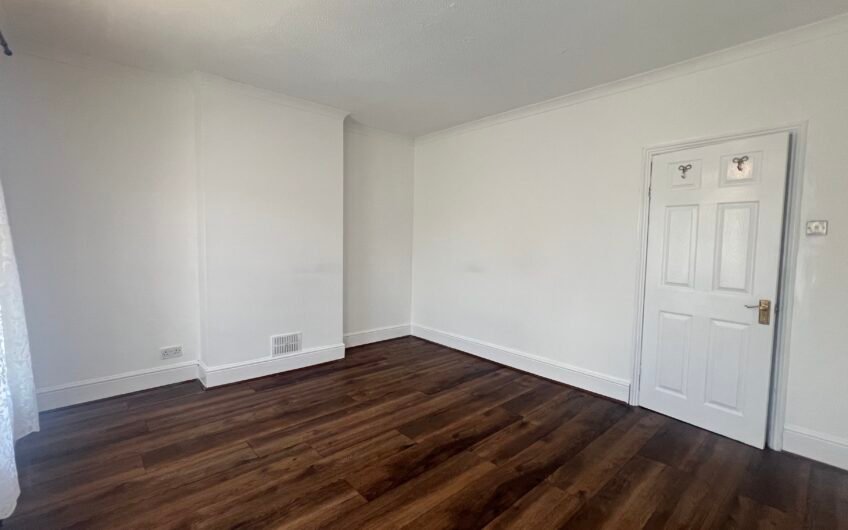 Three Double Bedrooms & Two Reception Rooms – End-Terraced Home in Luton LU1