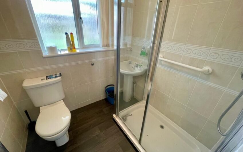 Not Your Average Bungalow – Four Bedrooms & Gardens Front and Back in Luton